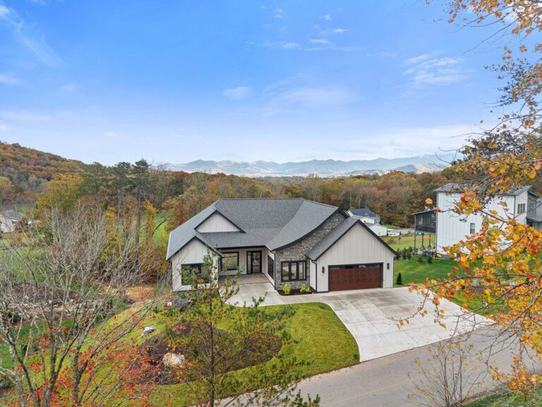 51 Bridgeway Drive. Big Hills Construction Custom Home Builder in Asheville, North Carolina
